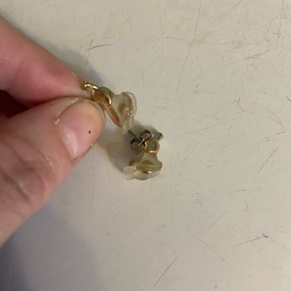 Women’s delicate flower studded earrings - Picture 3 of 6